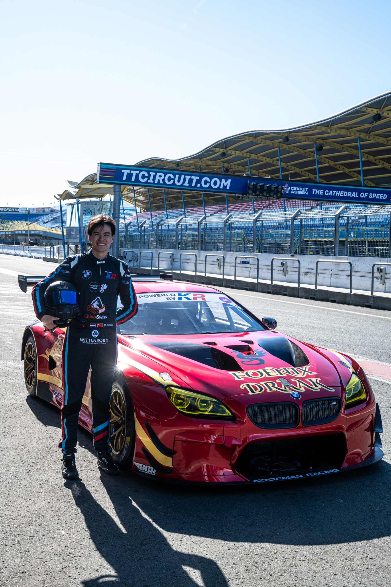 Front view of the BMW M6 in the pit lane
